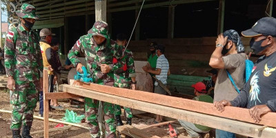 Jaga Kearifan Lokal, Satgas Yonif Raider 200 Bantu Pembuatan Peti Jenazah