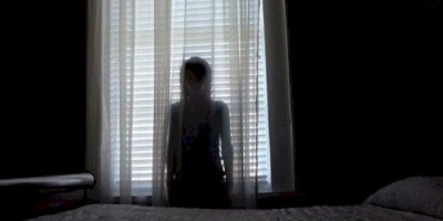 Wanita Berbulu di Balik Jendela Rumah Tua