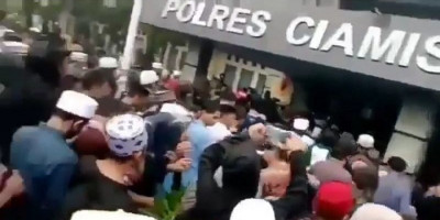 Massa Geruduk Mapolres dan Siap Gantikan Rizieq di Tahanan, Polisi Cuek