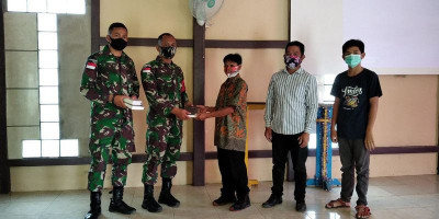 Sambut Damai Kasih Natal, Satgas Yonif 642 Gelar Ibadah Bersama dan Bagikan Alkitab