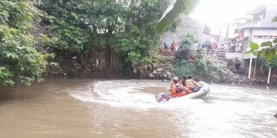 Tak Bisa Berenang, Bocah Laki-laki Menghilang di Kali Pesanggrahan