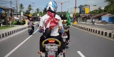 Sedih Melihatnya, Jenazah Bayi Dibawa Pakai Motor Menuju Pemakaman