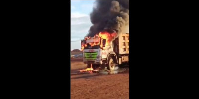 Buruh Bakar Truk, Exavator dan Bangunan Perusahaan Tuntut Kenaikan Gaji