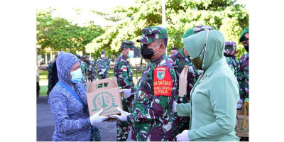 Peringati Hari Ibu, Danrem Merauke Berikan Tali Asih ke Pedagang Keliling