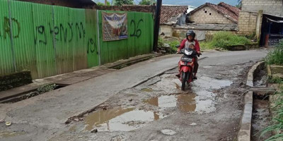 Warga Keluhkan Jalan Penghubung Desa di Cicurug Rusak Parah 