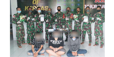 Satgas Yonif 642 Amankan Tiga Penyelundup Sabu 
