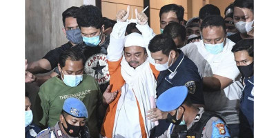 Kuasa Hukum Temui Rizieq Usai Pembubaran FPI