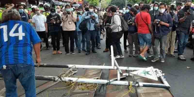 Aparat Copoti Atribut FPI di Markasnya