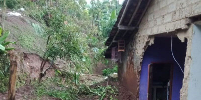Tebing Longsor di Kutajaya Jebol Dinding Rumah Warga