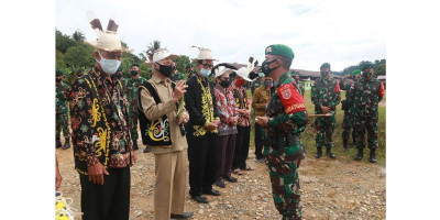 Para Tokoh Adat Dayak Kenyah Sambut Satgas Pamtas RI-MLY Yonif 614/RJP