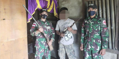 Berhasil Mengambil Hati Rakyat, Satgas Yonif 642 Kembali Terima Senjata Api Rakitan