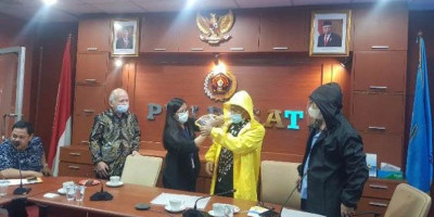 PWI Pusat Terima 140 Jaket APD untuk HPN 2021