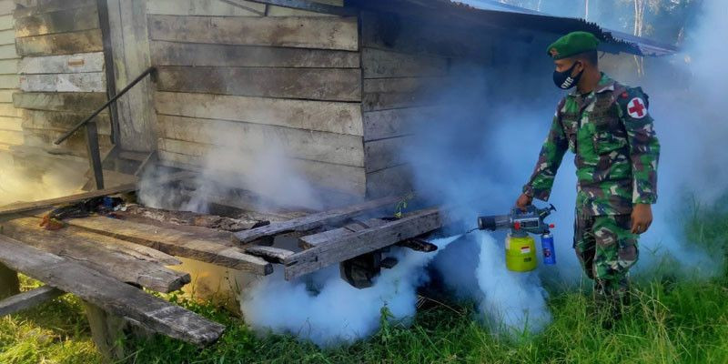 Cegah Malaria dan DBD, Satgas Yonif 125 Lakukan Fogging di Kampung Kondo