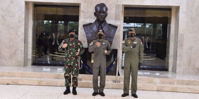 Panglima TNI Hadiri Penyematan Wing Kehormatan Penerbang TNI AU Kepada Kapolri