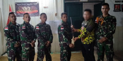 Warga Serahkan 5 Pucuk Senjata Api Rakitan ke Pak Tentara