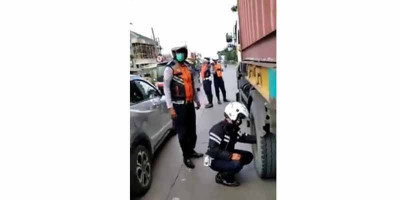 Bukannya Membantu, Oknum Dishub Kempesi Ban Truk yang Mogok di Tengah Jalan