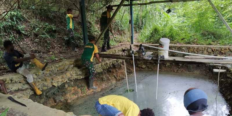 Satgas Yonif MR 413 Bersama Warga Bersihkan Sumber Air Kampung Yowong
