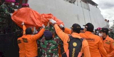 Serpihan Ban Pesawat Sriwijaya Air dan Celana Anak Warga Pink Ditemukan Tim Kopaska