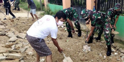 Prajurit Marinir Laksanakan Perbaikan Jalan Bersama Warga Sebatik