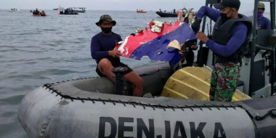 Tim Sar Gabungan Dari Denjaka Temukan Serpihan Pesawat Sriwijaya Air