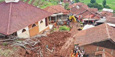 900 Petugas Diterjunkan Cari Korban Longsor Sumedang yang Masih Hilang 