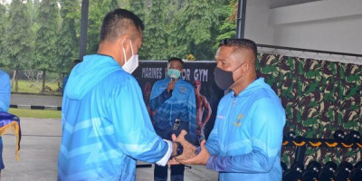Brigif 2 Marinir Terima Bantuan Alat Fitness Dari Dankormar