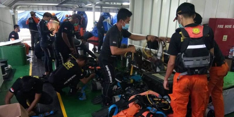 Penyelam BSG dan IDRT Mulai Evakuasi Korban Sriwijaya Air dari Bawah Air