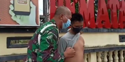 Tentara Ini Menangis di Depan Kantor Polisi, Tunjukkan Tangan Anaknya yang Putus