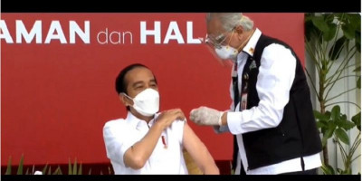 Jokowi Disuntik Vaksin Covid-19, Dokter Kepresidenan Gemetar