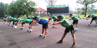 Jaga Imunitas Perwira Menbanpur 2 Mar Laksanakan Olahraga Bersama