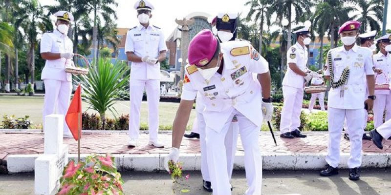 Jelang Peringatan Hari Dharma Samudera, Komandan Pasmar 2 Ziarah ke TMP Kusuma Bangsa Surabaya