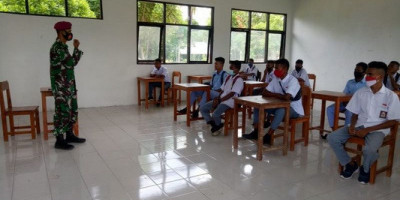 Prajurit Yonmarhanlan Vll Laksanakan Binpotmar Kepada Siswa SMK Perikanan dan Kelautan Desa Boking