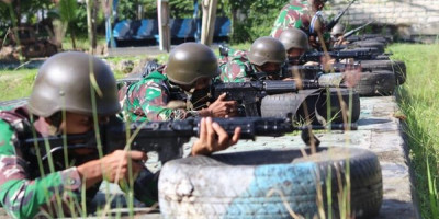 Tingkatkan Kemampuan, Prajurit Yonmarhanlan X Jayapura Laksanakan Latihan Menembak