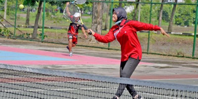 Jaga Kebugaran Tubuh, Prajurit Dan Jalasenastri Yonif 1 Brigif 2 Marinir Pasmar 2 Lakukan Olahraga Tenis Lapangan