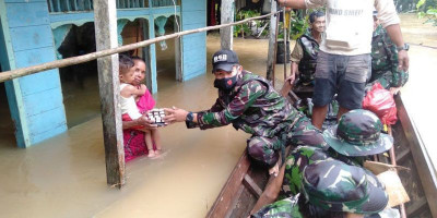 Sigap, Satgas Yonif 642 Bantu Warga Terdampak Banjir