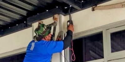 Cegah Kebakaran, Prajurit Yonif 1 Brigif 2 Marinir Pasmar 2 Laksanakan Perawatan Dan Pembenahan Jaringan Listrik
