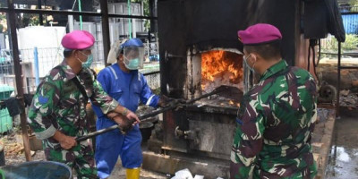 Cegah Penyebaran Virus, Yonkes 2 Mar Pasmar 2 membakar Limbah Medis Di RSPAL dr. Ramelan