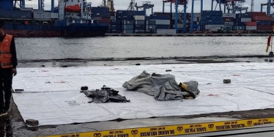 KRI Tjiptadi Bawa 2 Kantong Serpihan Pesawat Sriwijaya Air SJ-182