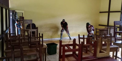 Satgas Yonif 642 Bersama Warga Bersihkan Sampah dan Lumpur Pasca Banjir
