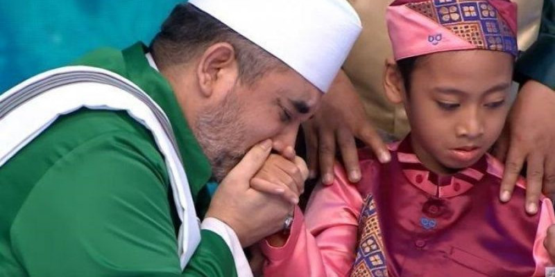 Syekh Al Jaber Selalu Mencium Tangan Bocah Penghafal Al-Qur'an Ini