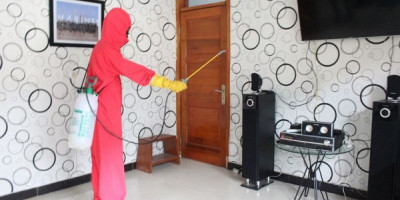 Batalyon Kapa 1 Marinir Gencar Perangi Covid-19 Dengan Semprotkan Cairan Disinfektan