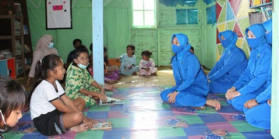 Peduli Pendidikan, Ketua Ranting B Cabang 1 Korcab Pasmar 1 Bagikan Buku Kepada Anak Nelayan