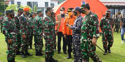 Panglima TNI Tinjau Korban di RSUD Sulbar dan Serahkan Bantuan Presiden