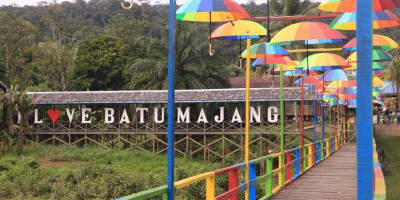 Satgas Yonif Raider 200 Sulap Dermaga Jadi Warna Warni Pelangi