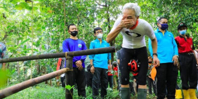 Ganjar Pranowo ke Sumber Mata Air, Basuh Muka dan Rambut