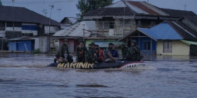 Prajurit Korps Marinir TNI AL Cek Rute Banjir
