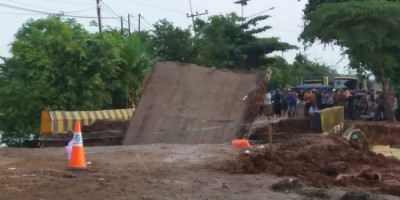 Jembatan Mataraman Runtuh, Jalur Trans Kalsel-Kaltim Lumpuh Total