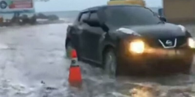 Viral, Ombak Seperti Tsunami Kecil Terjang Pantai di Manado