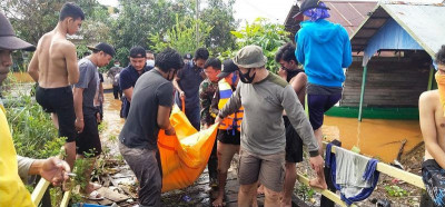 Di Banjarmasin, Marinir Berhasil Evakuasi Mayat Dan Warga Yang Sakit
