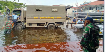 Tiba di Kalsel, Personel TNI AL Langsung Terjun ke Lokasi Banjir